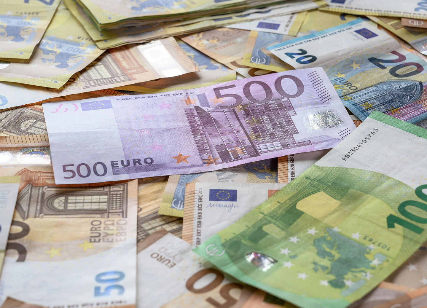 Policija išče moškega iz pošte, da mu vrne 500 evrski bankovec