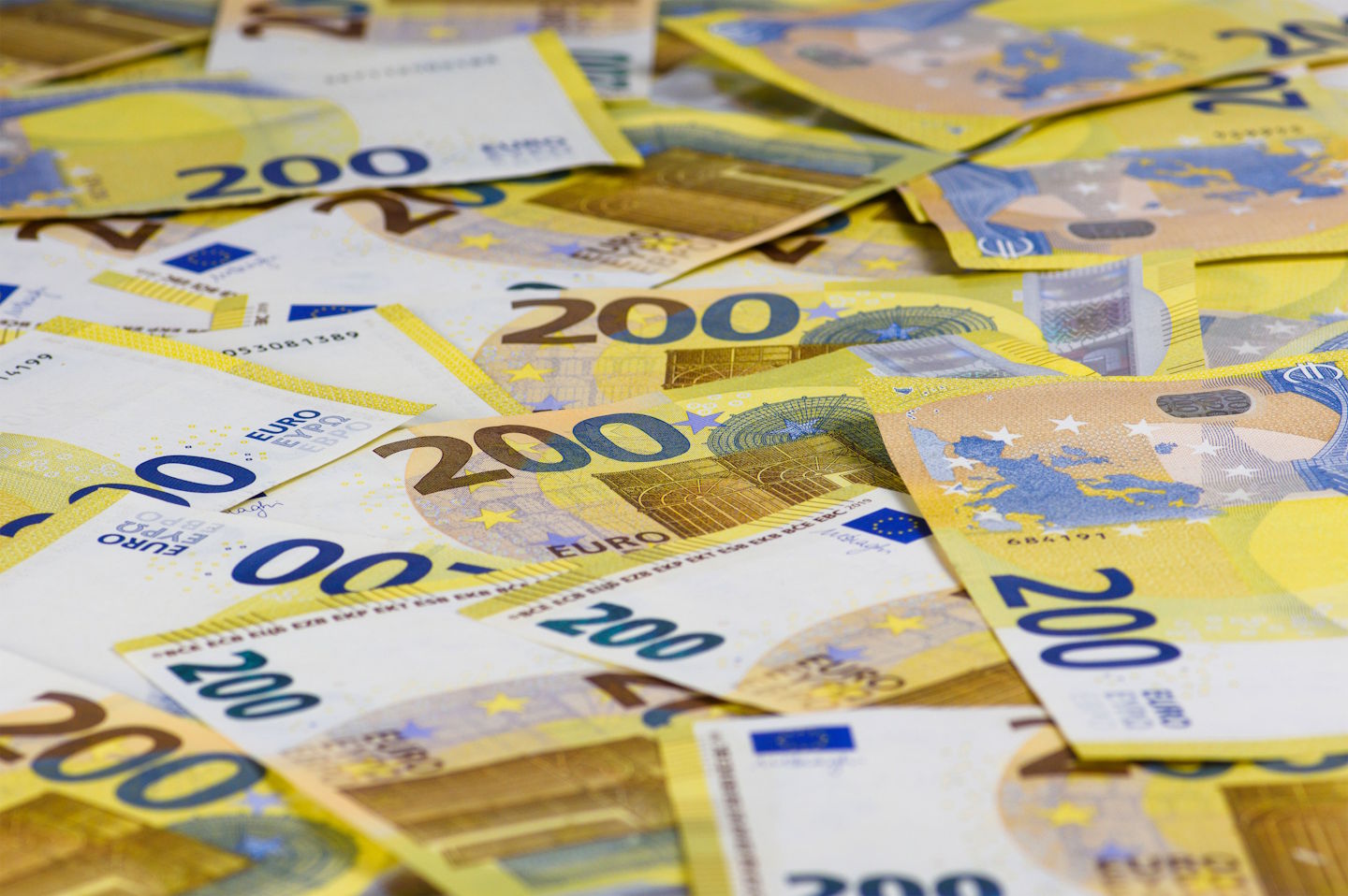 Vlada pred rebalansom napoveduje varčevanje pri odhodkih, koliko bodo dobile obične?