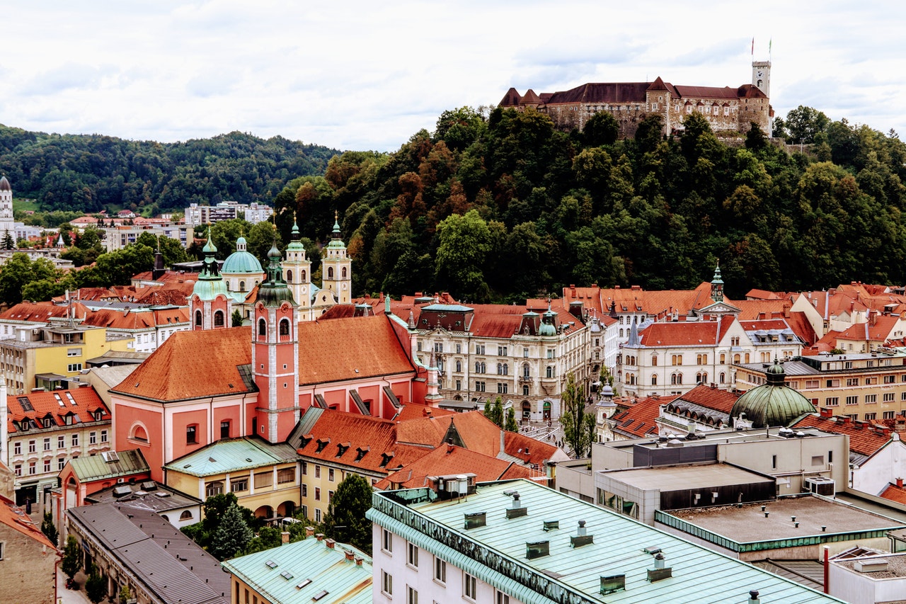 Ljubljanski grad bo nocoj obarvan vijoličasto