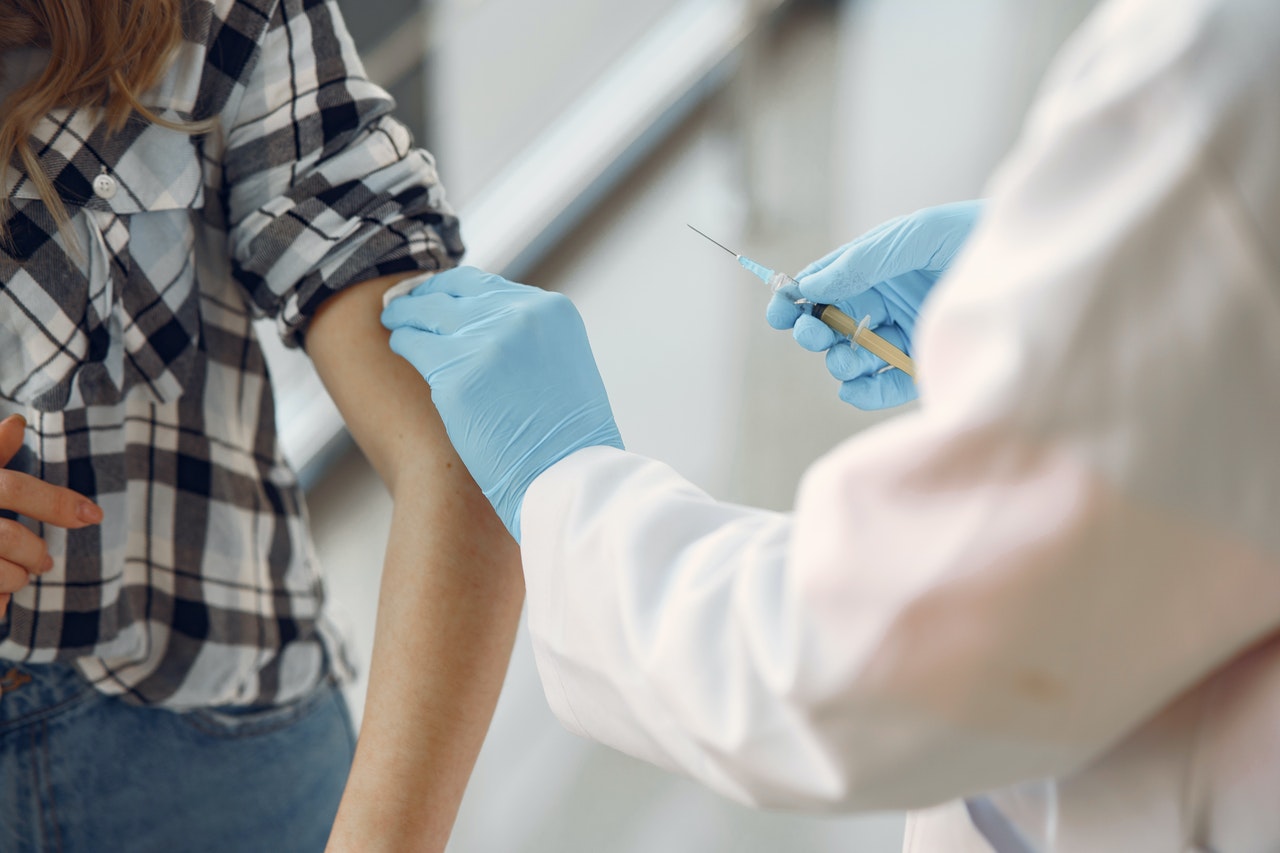 Nemški imunologi svarijo, da brez cepljenja otrok in najstnikov kolektivne imunosti ne bo