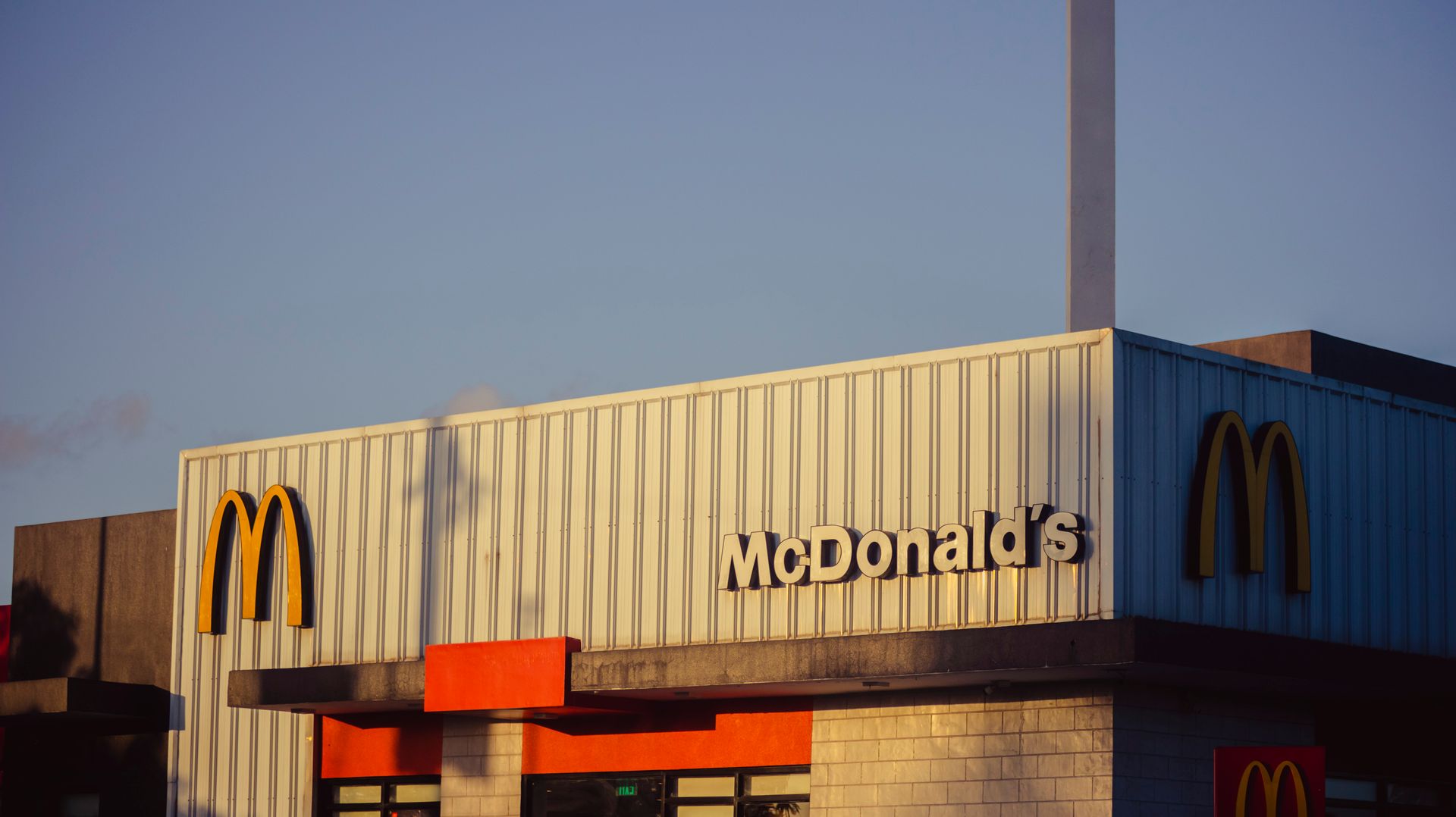 Drama na poti v porodnišnico blizu nas: Popadki so bili premočni, rodila je kar v McDonald'su