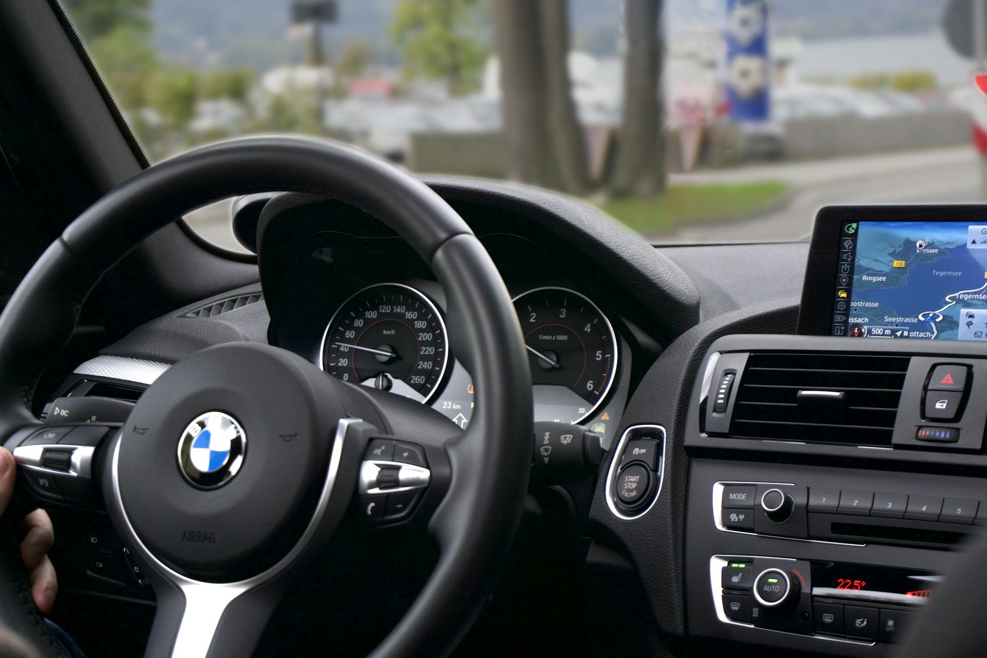 Konec šal o BMW voznikih? Avto bo namesto njih sam vklopil smernik