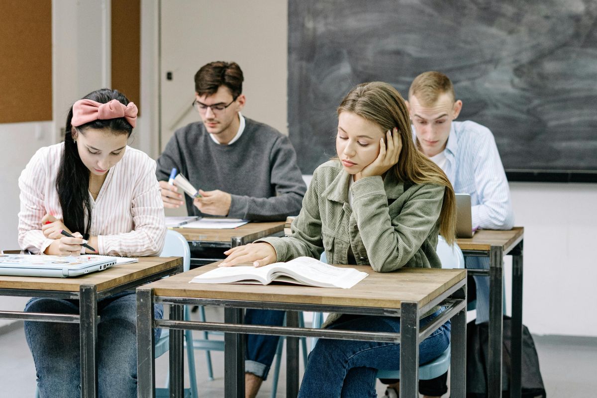 Ali slovenščina res izumira? Jezikoslovec razkriva resnično stanje slovenskega jezika