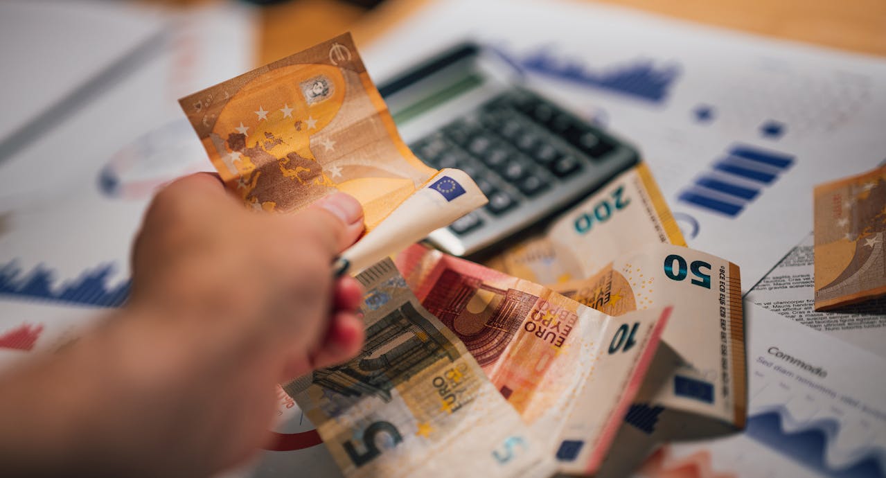 Kaj prinašajo najnovejše gospodarske napovedi za Slovenijo?