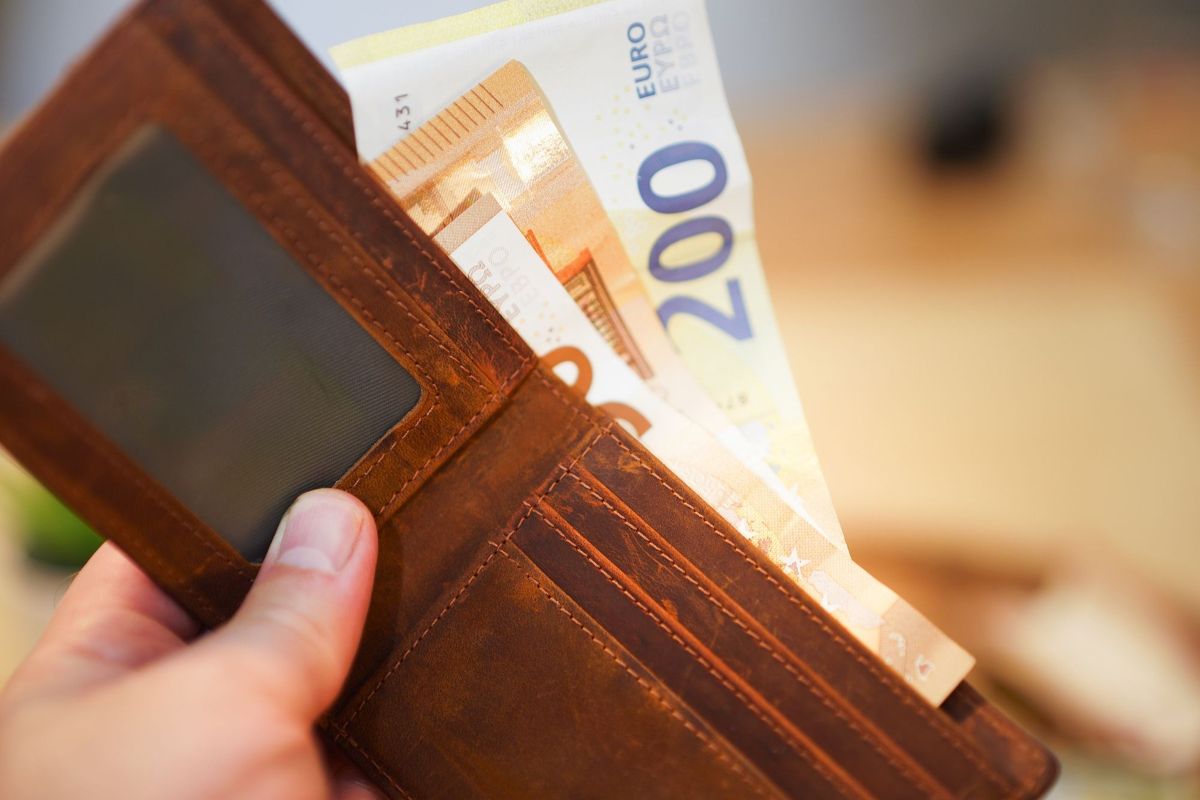 Zaposleni v javnem sektorju bodo ta mesec prejeli višjo plačo