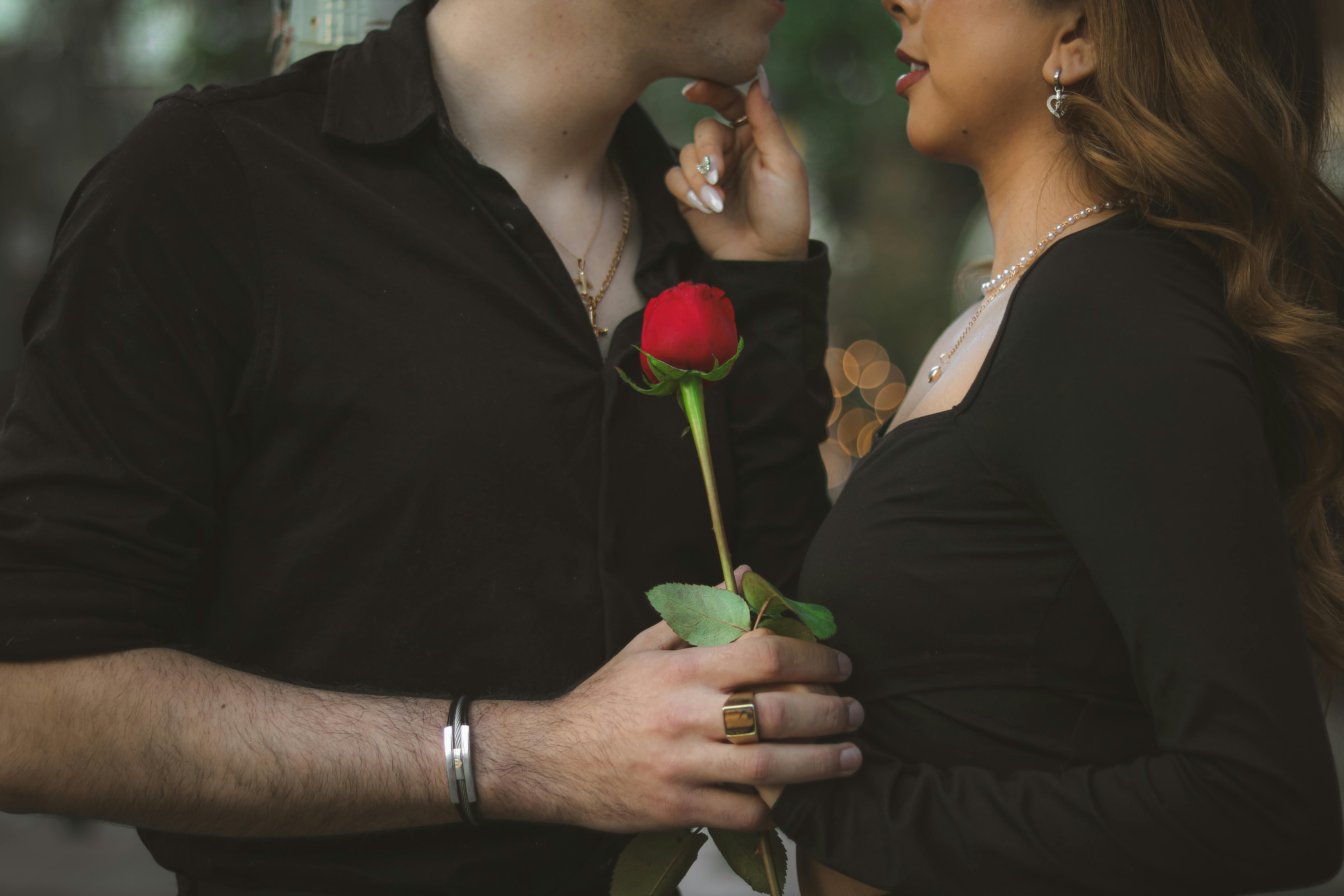 Valentinovo po slovensko: Katera generacija najbolj zapravlja in kje bo nocoj najbolj vroče?