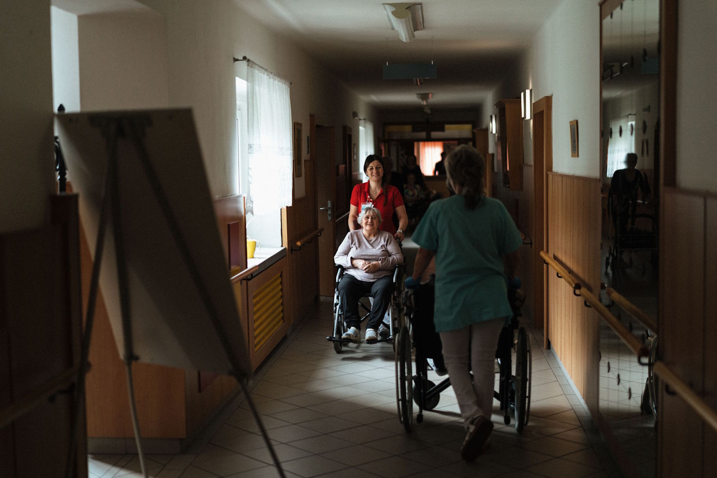 300 evrov dodatka za zaposlene v dolgotrajni oskrbi in izenačitev plačil za uporabnike