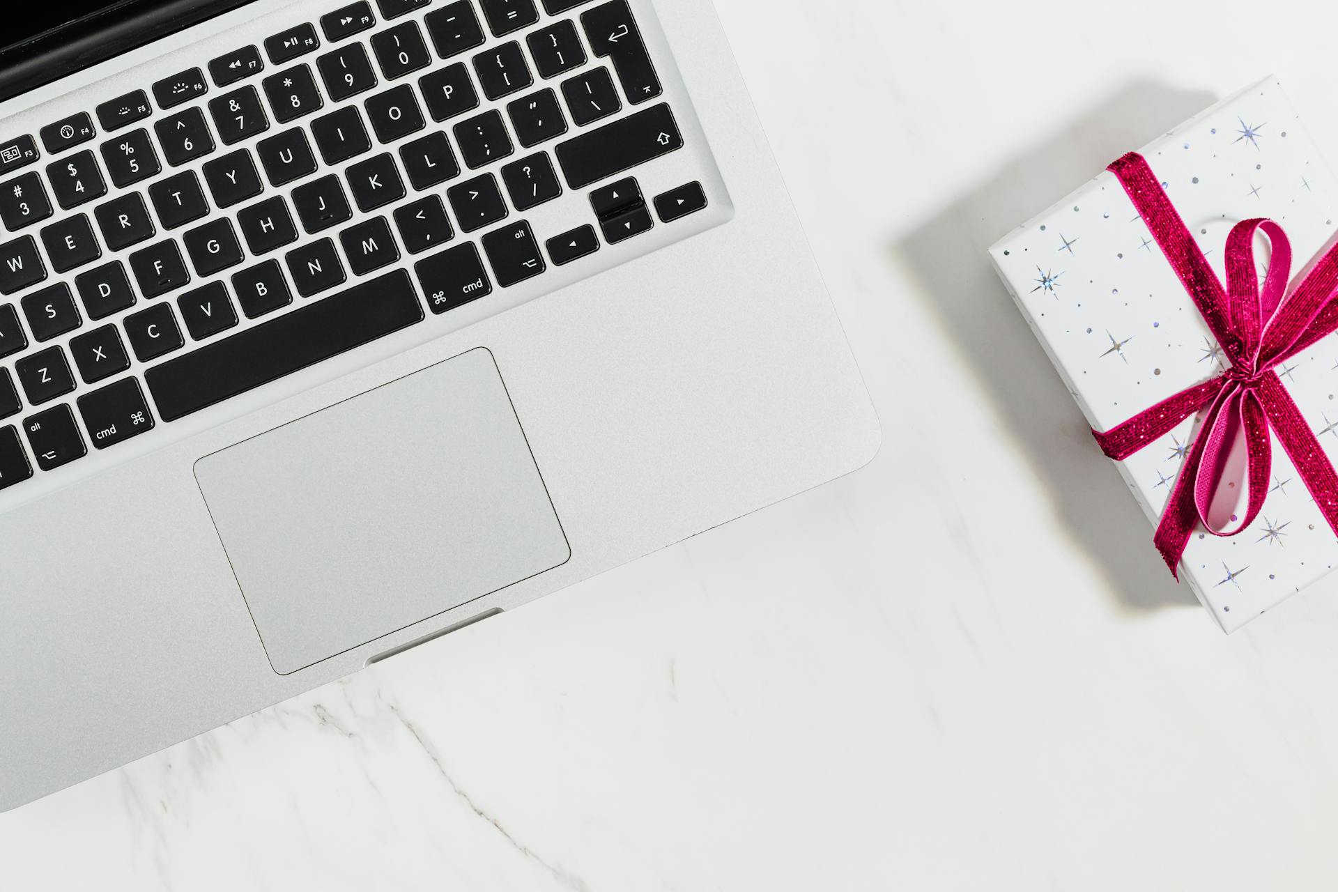 Skoraj polovica delavcev ni dobila paketa pozornosti od delodajalca zaradi bolniških staležev