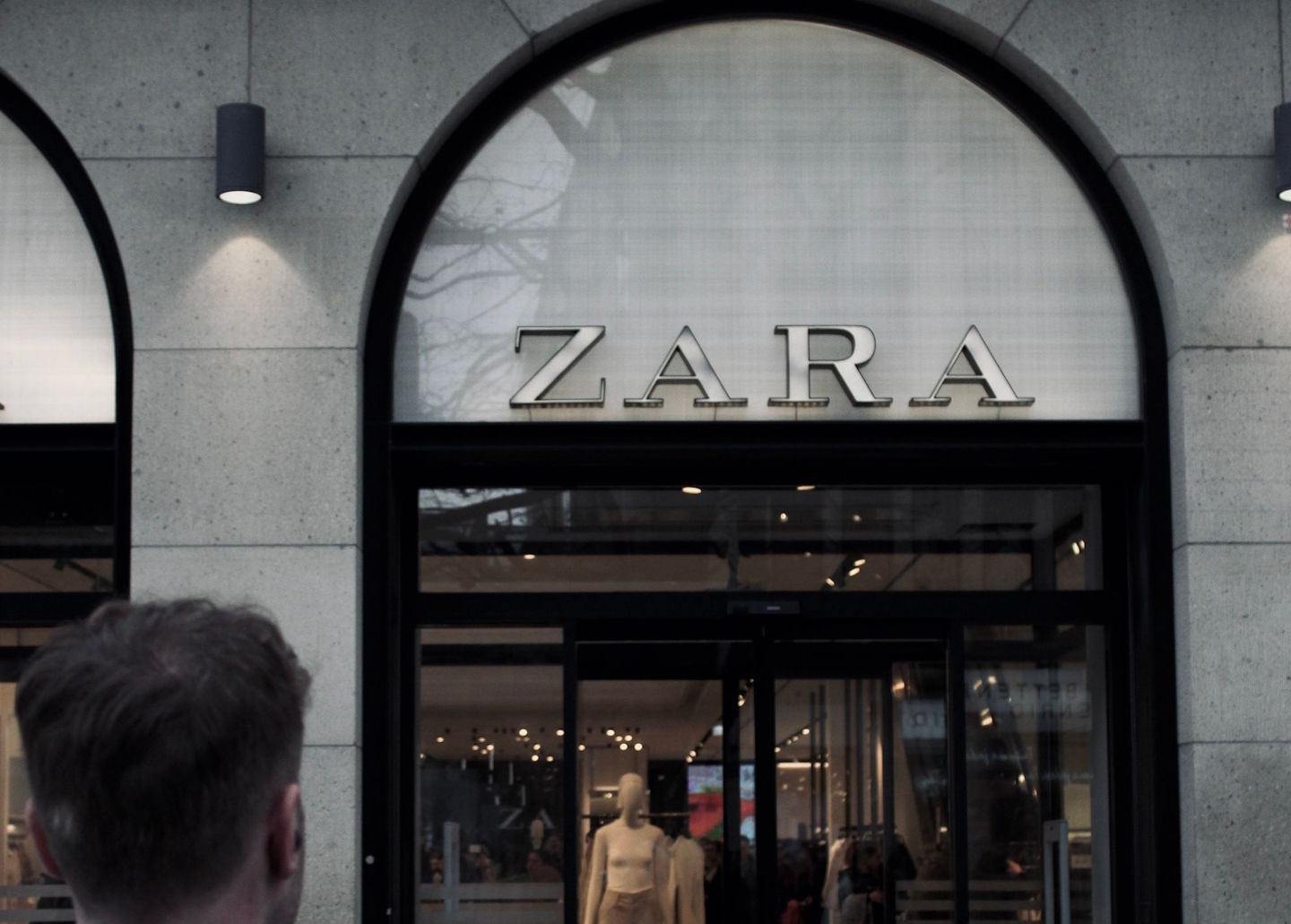Ima milijarde, a živi daleč od blišča: Kdo je skrivnostna dedinja modnega imperija Zara