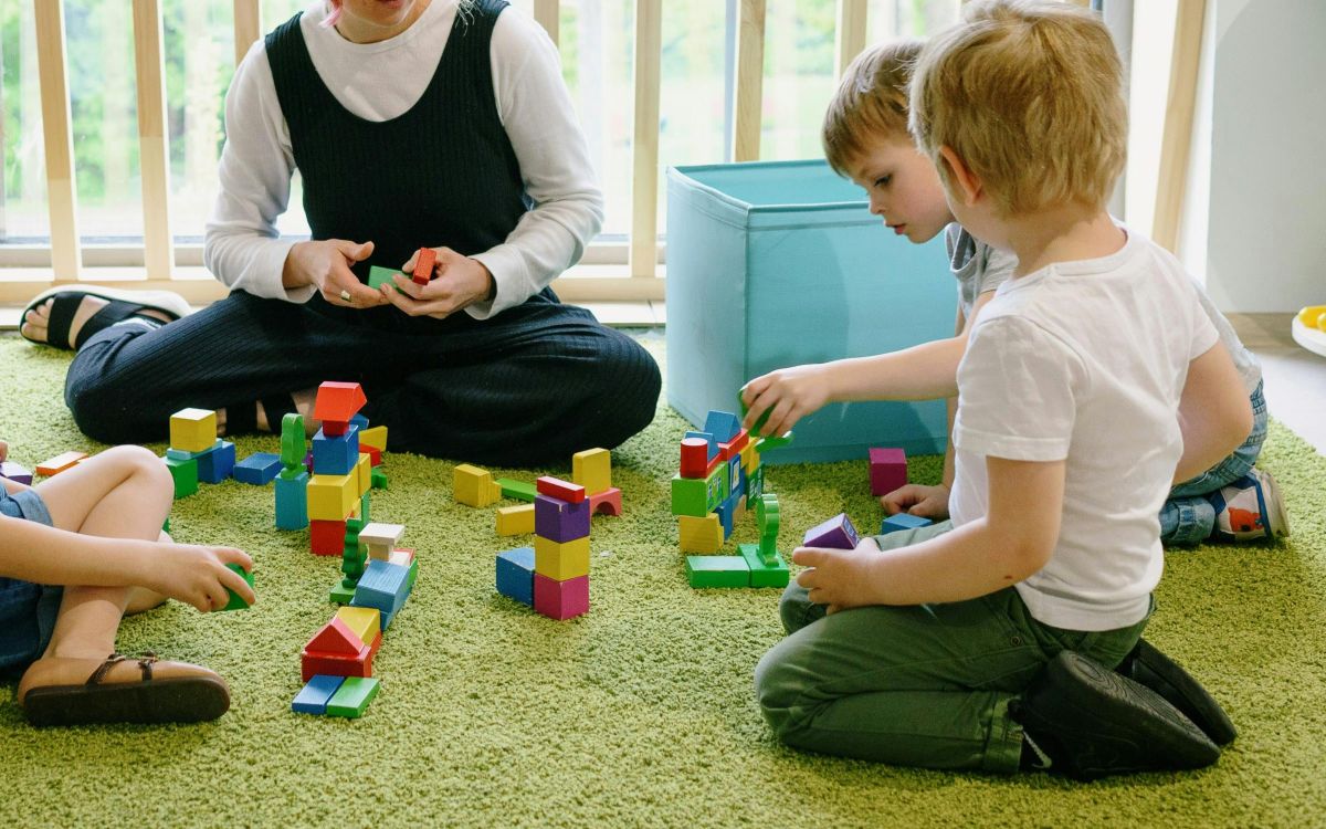 Vzgojiteljica otrokom dajala odvajala pod pretvezo, da gre za bonbone: Bila naj bi preobremenjena