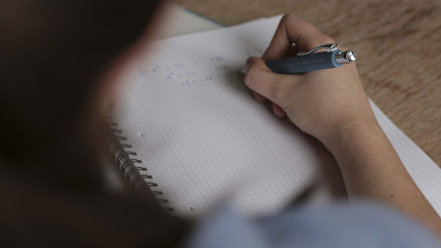 Kdo bo še opravljal šolske domače naloge – otrok, starši ali umetna inteligenca?