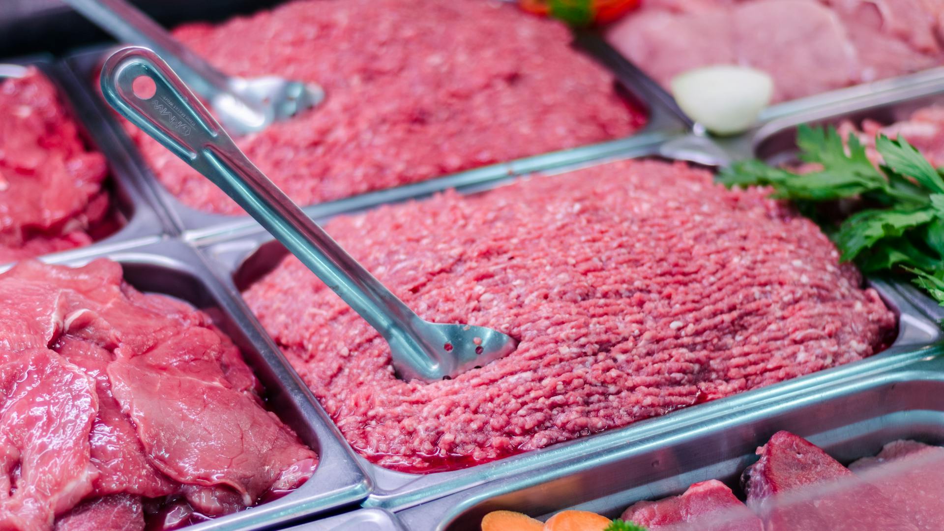 Odpoklic: V mesu, ki se je prodajal pri priljubljenemu trgovcu, odkrili E. coli