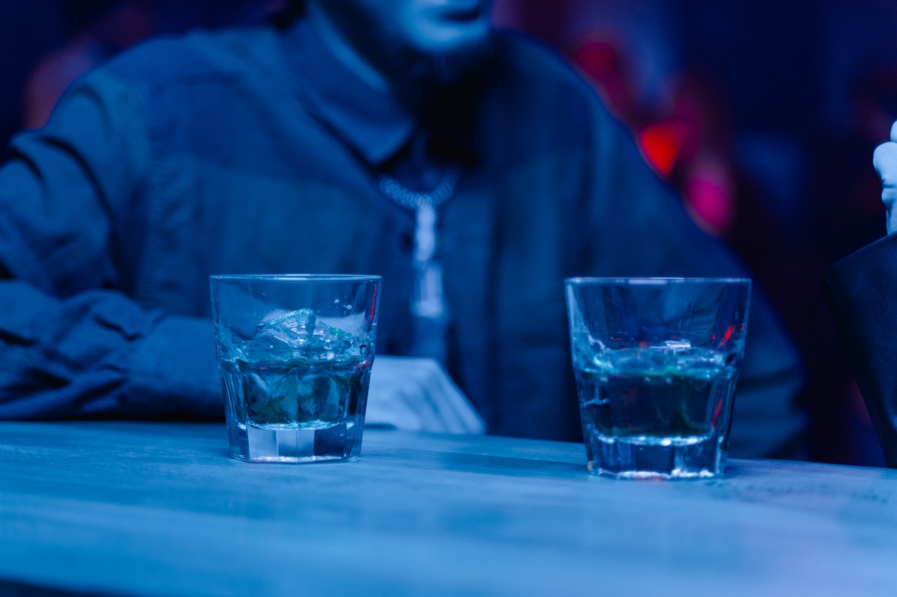 Po zastrupitvi z alkoholom 26 ljudi umrlo, 28 jih je v bolnišnici