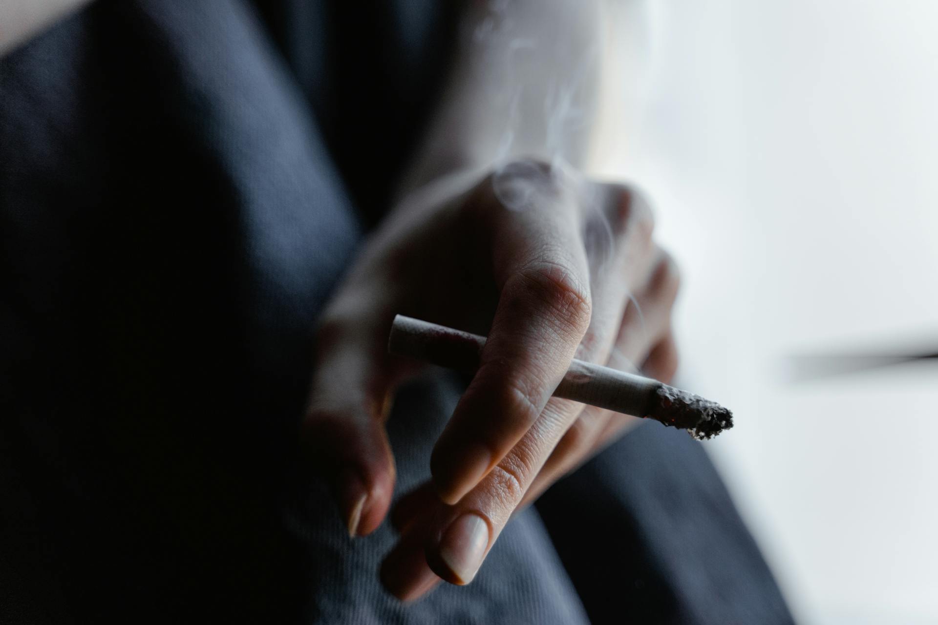 Cilj je družba brez kajenja: Dosmrtna prepoved nakupa tobaka, če ste rojeni po določenem letu