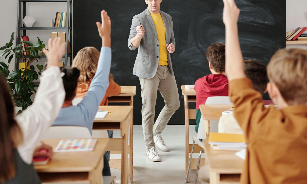 Novi zakon o potrjevanju učnih gradiv: Bodo učenci zopet morali prepisovati snov?