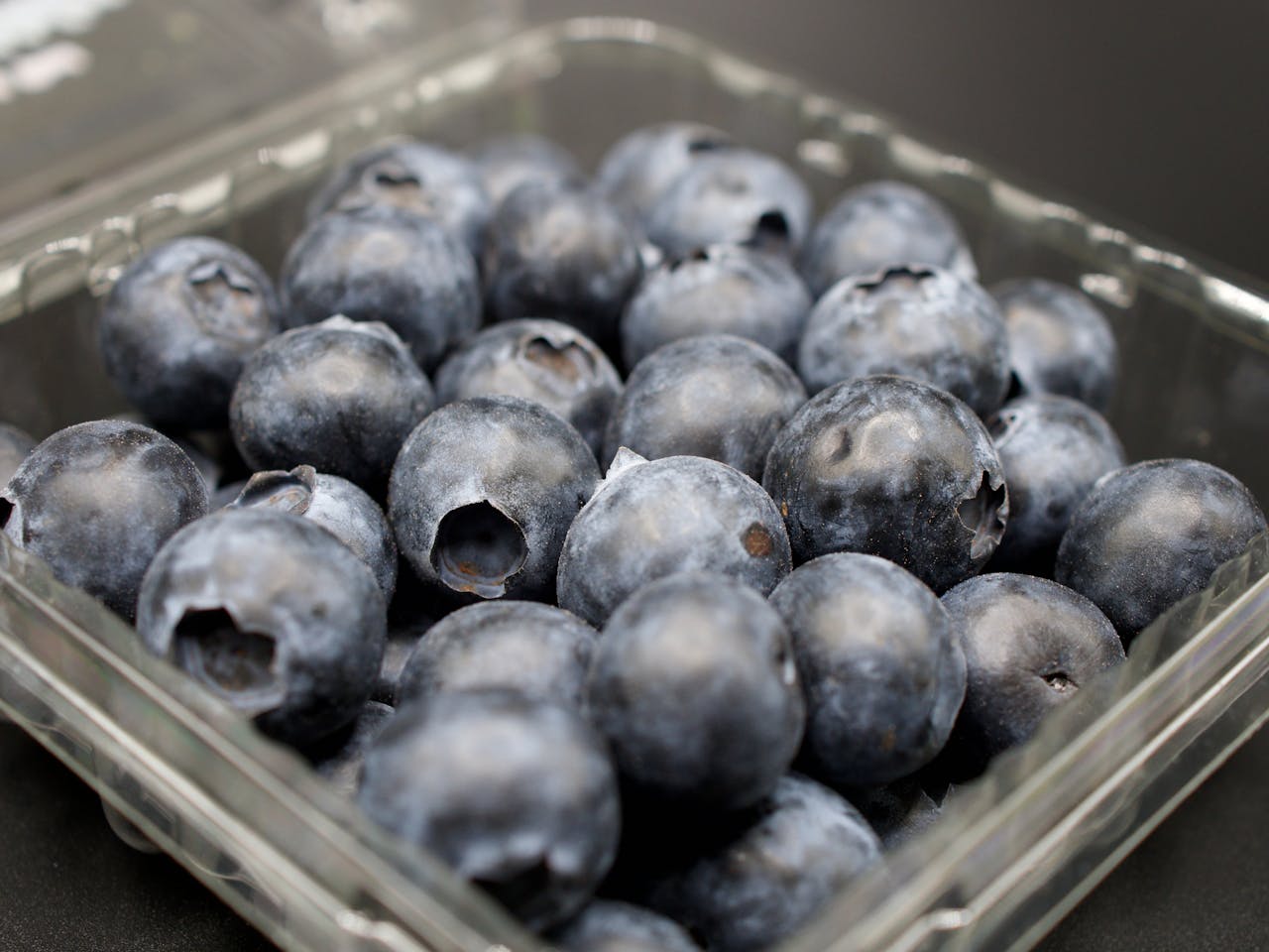 Strokovnjakinja razkriva: Če na embalaži borovnic opazite to, jih nikar ne kupujte