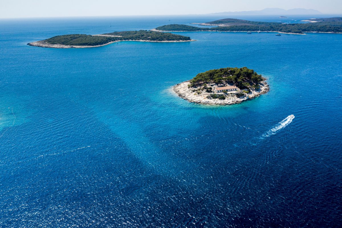 Hrvaški otok postal sanjska lokacija za svingerje? Za pet dni odštejejo tudi prek 3000 evrov
