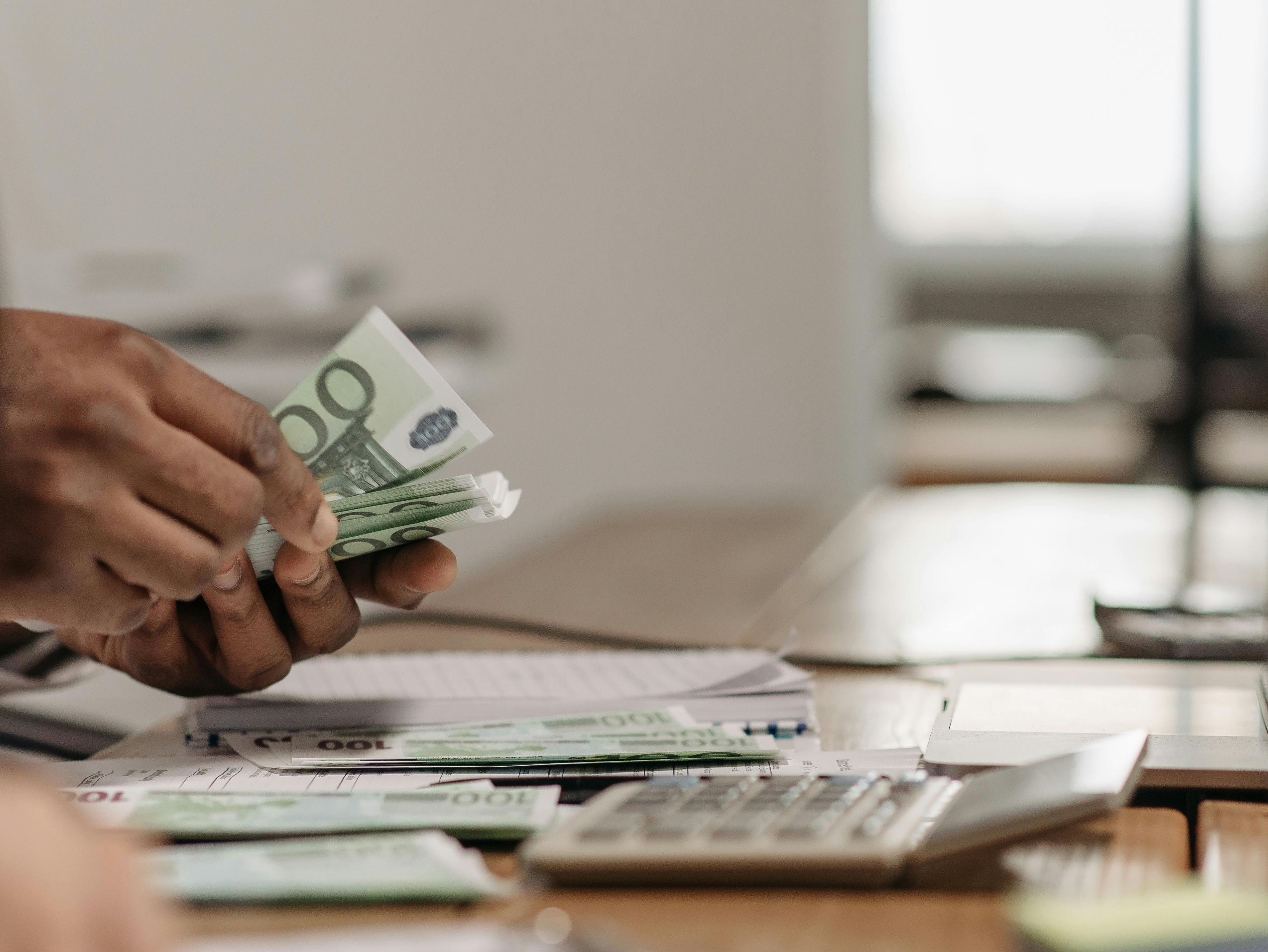 Ženske zaslužijo 96,7 % moške plače: Kje so razlike največje?