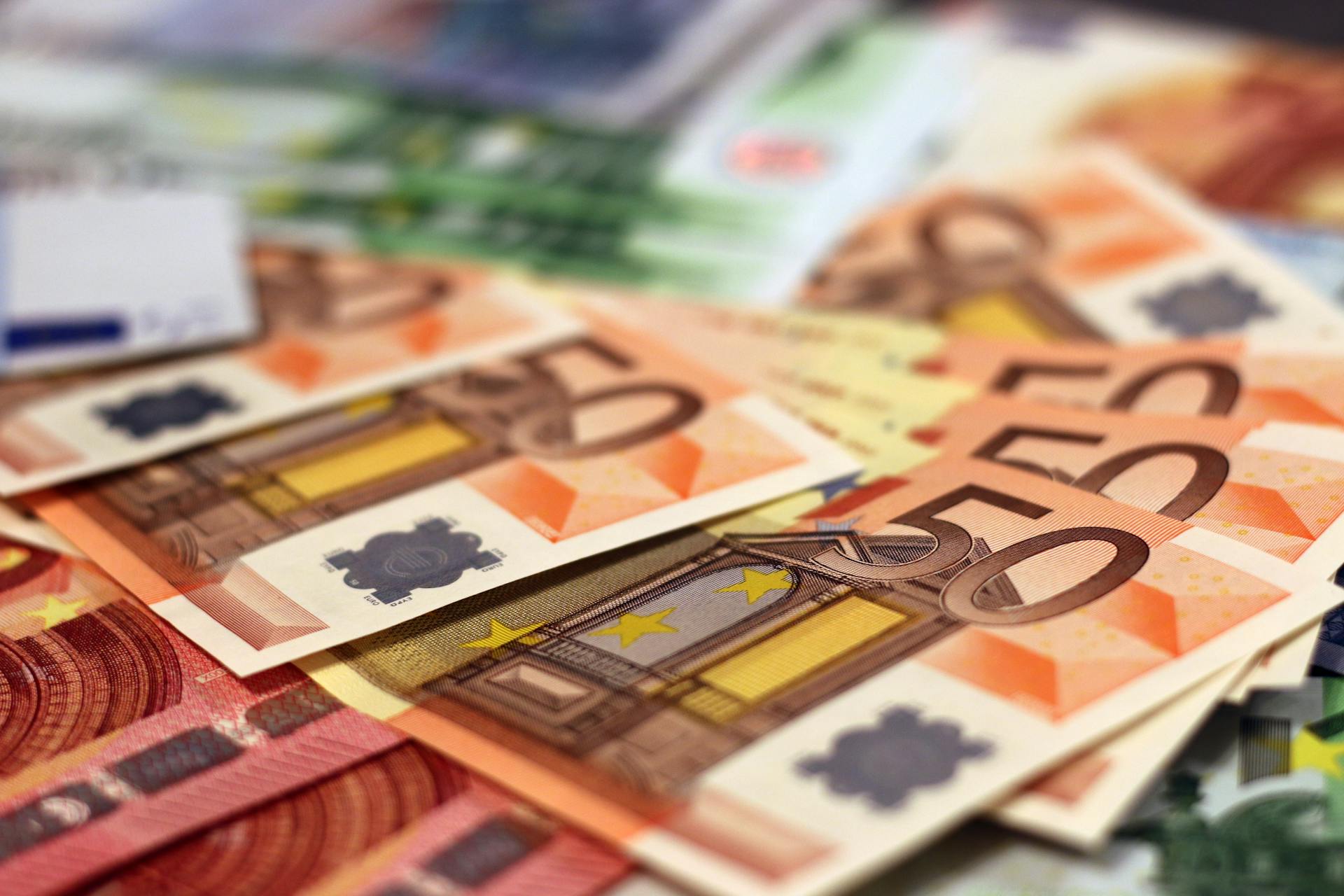 Povprečna plača februarja je bila 2279,52€: Kdo je zaslužil največ?