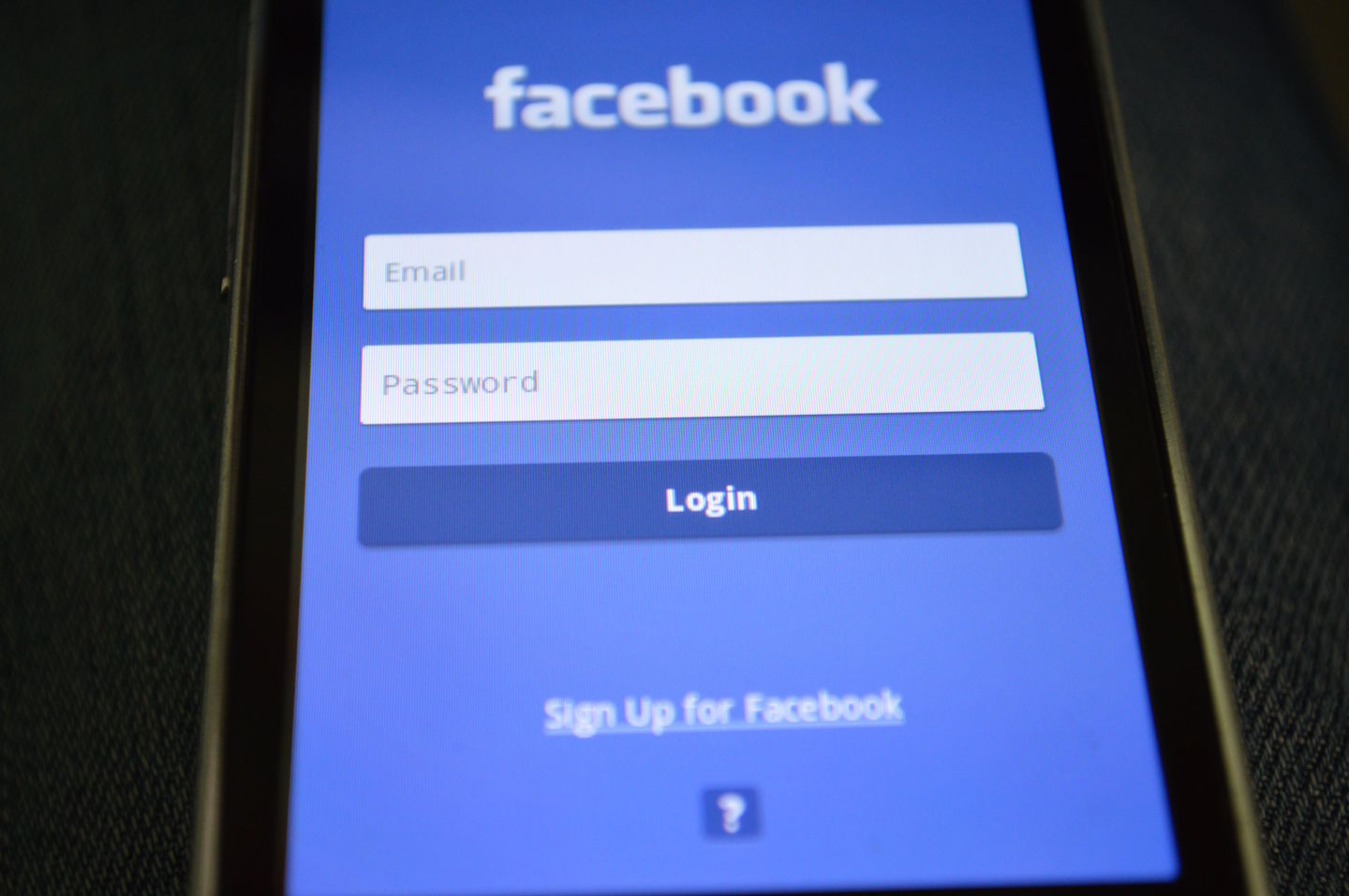 Facebook prizadel obsežen izpad, uporabniki po svetu in Sloveniji poročajo o težavah