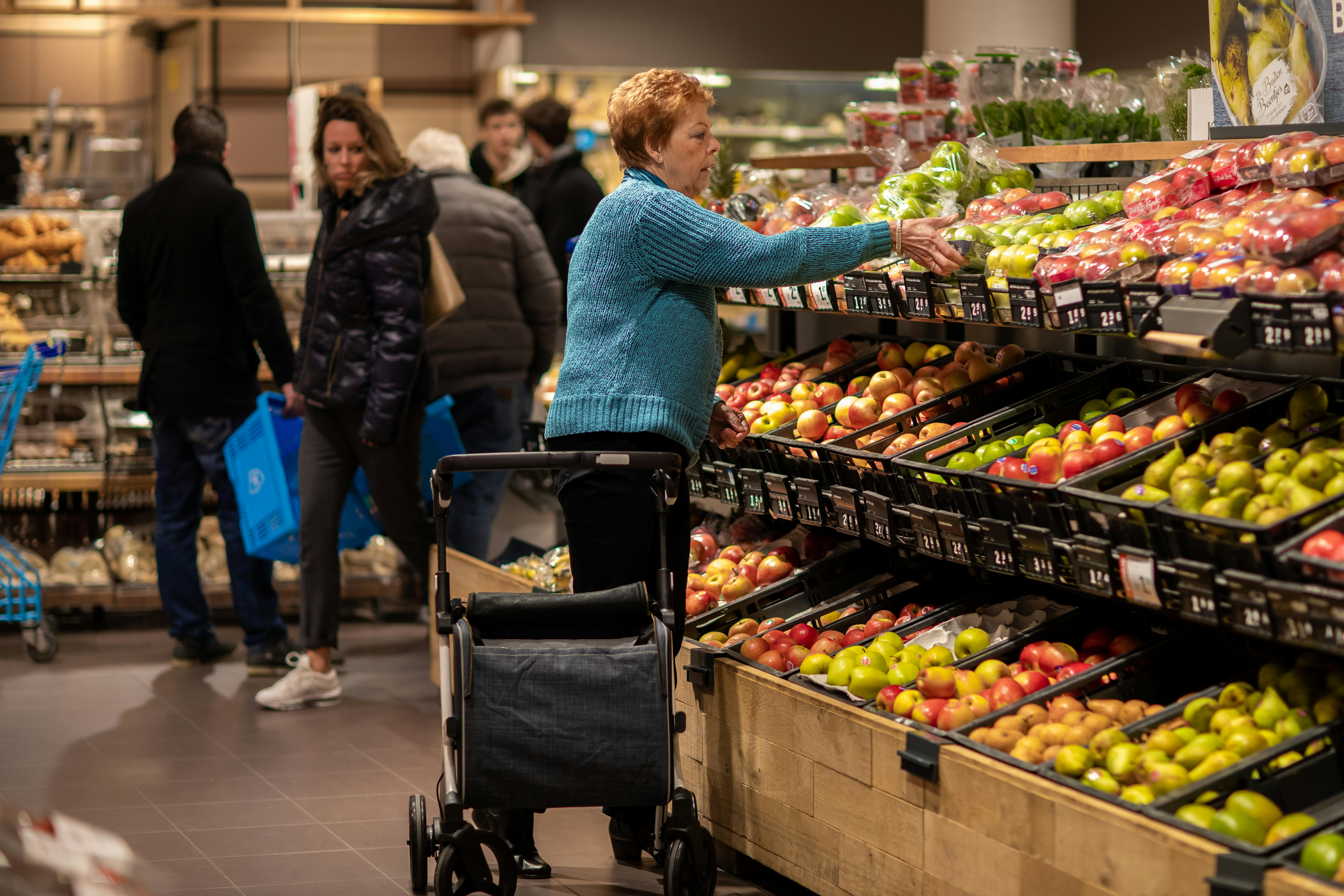Je prodaja sadja in zelenjave 'na kos' zavajajoča praksa trgovcev? Ministrstvo obljublja pregled zakonodaje