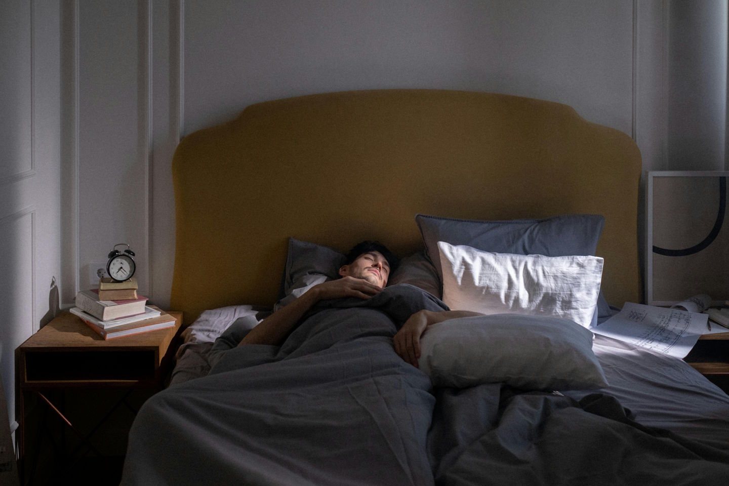 Spanje je novi luksuz: Zakaj tvoji možgani obožujejo dobro zgodbo pred spanjem?