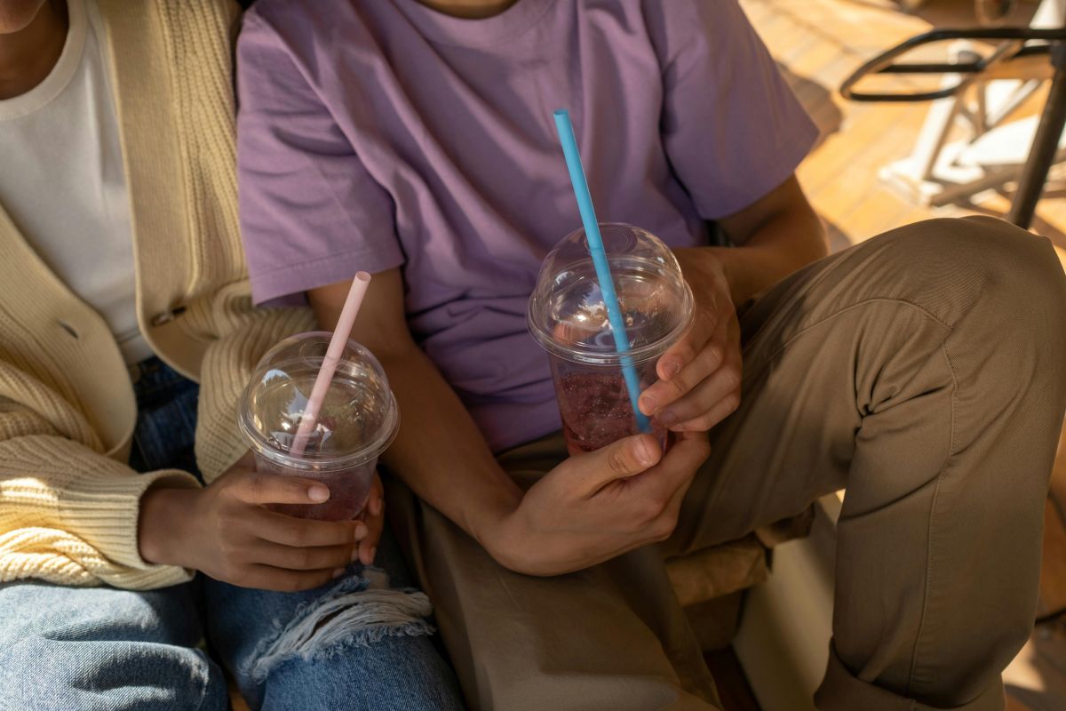 Osemnajstletniku zaradi polizane slamice grozi zaporna kazen