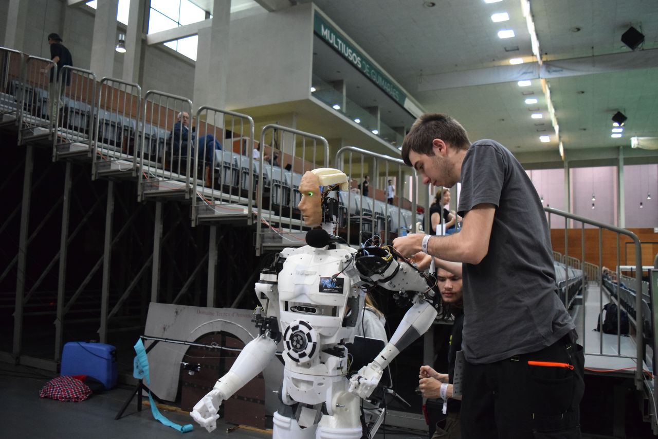 Je to še stroj ali že živo bitje? Znanstveniki ustvarili robota z živimi mišicami