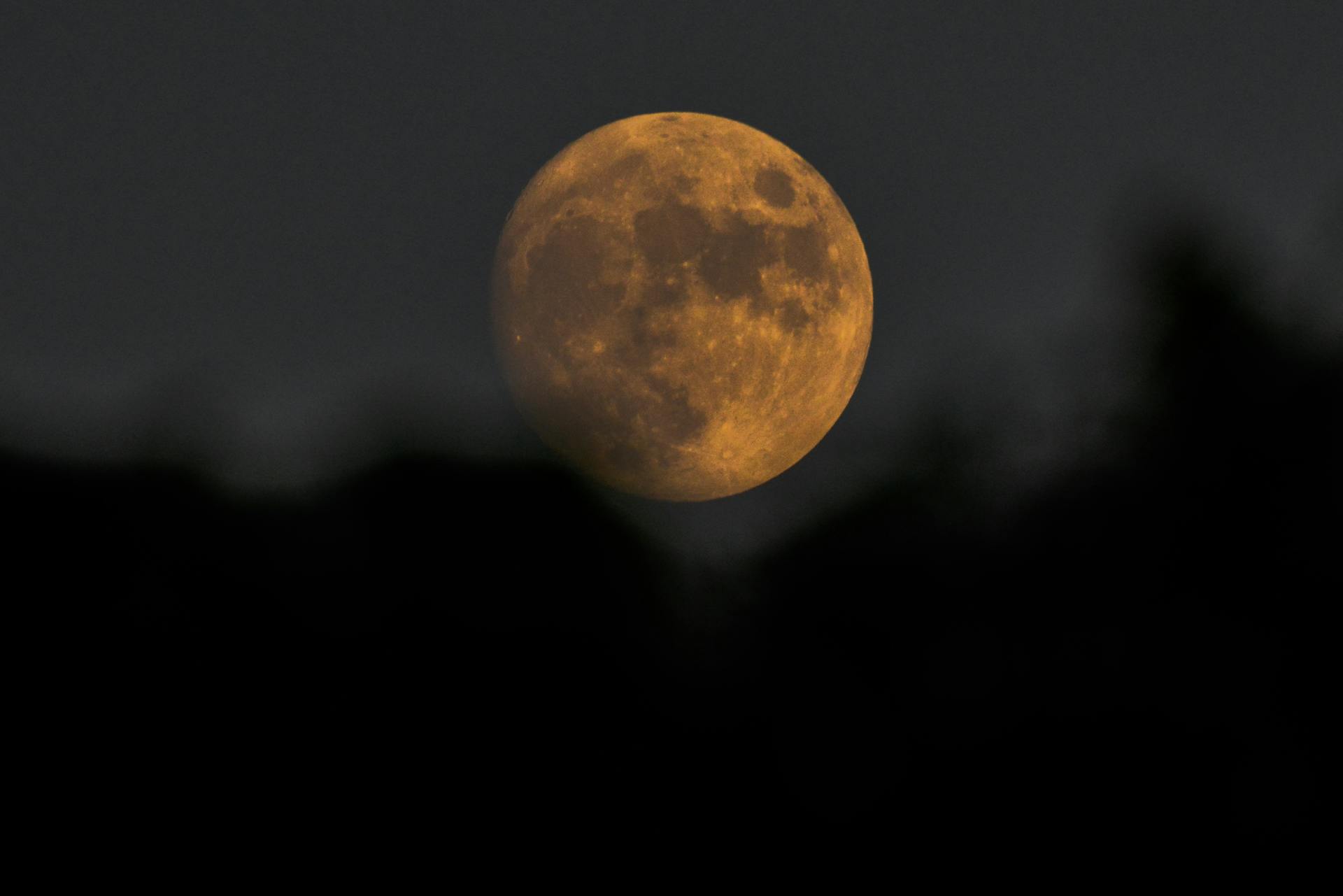 Turbulentni vpliv zadnje polne lune leta 2024: Paziti se morajo ta tri znamenja