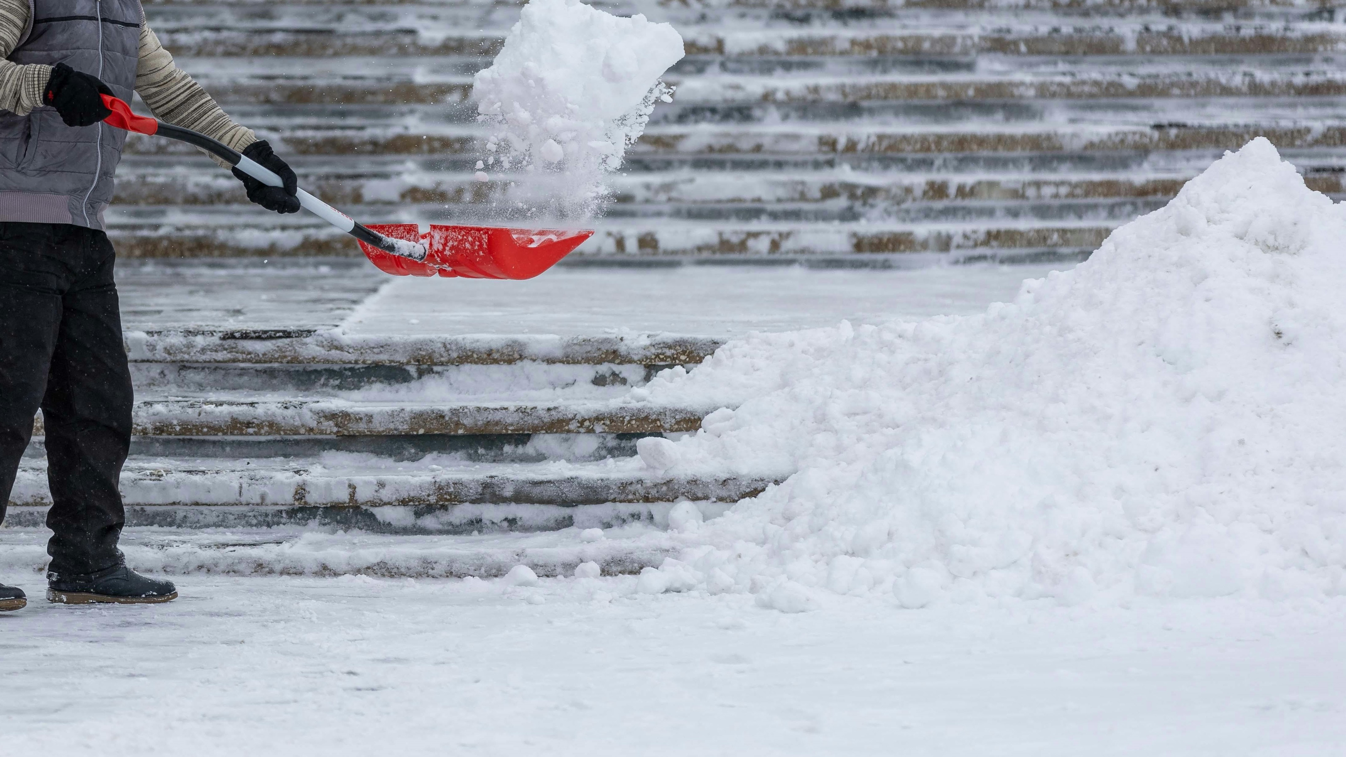 Pozabite na sol: Led pred hišo v trenutku izgine s tem preprostim domačim trikom