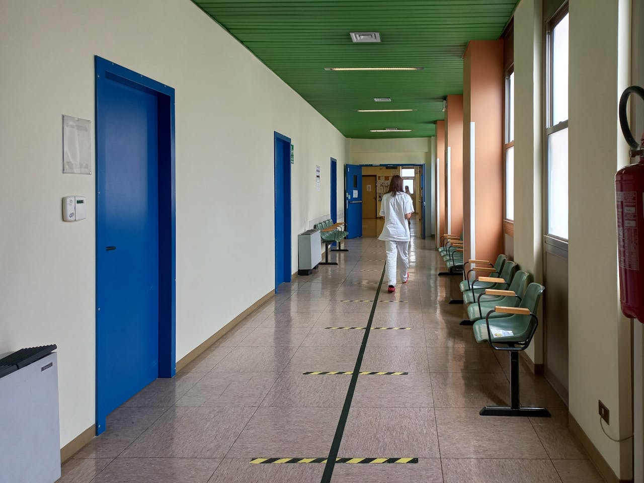 Delodajalci v Sloveniji obupano iščejo kadre – primanjkuje jih v vseh ključnih panogah