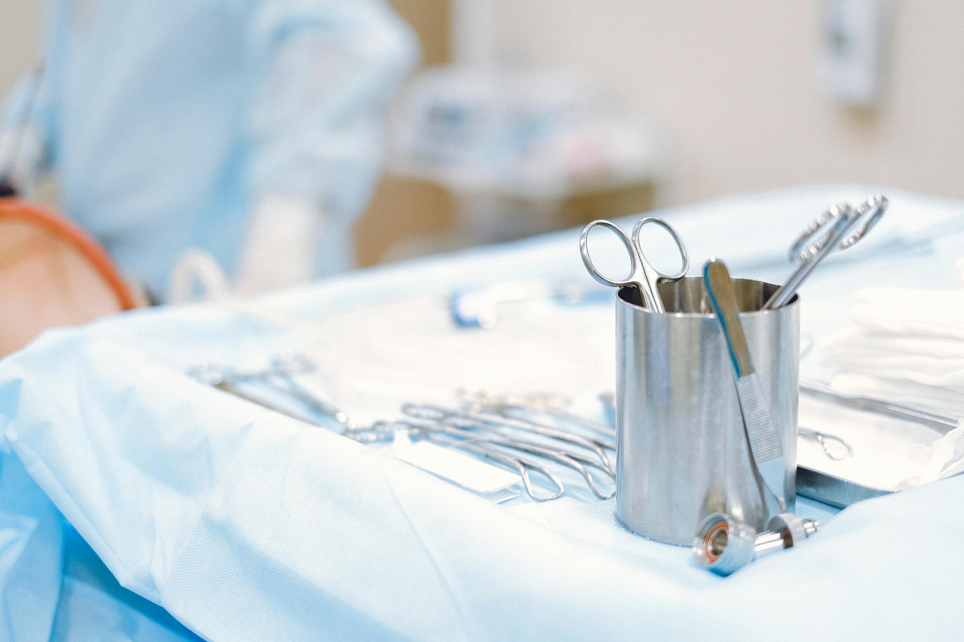 Zdravnik pustil pacientko pod narkozo in imel spolne odnose z medicinsko sestro (Ne boste verjeli, kako se brani)