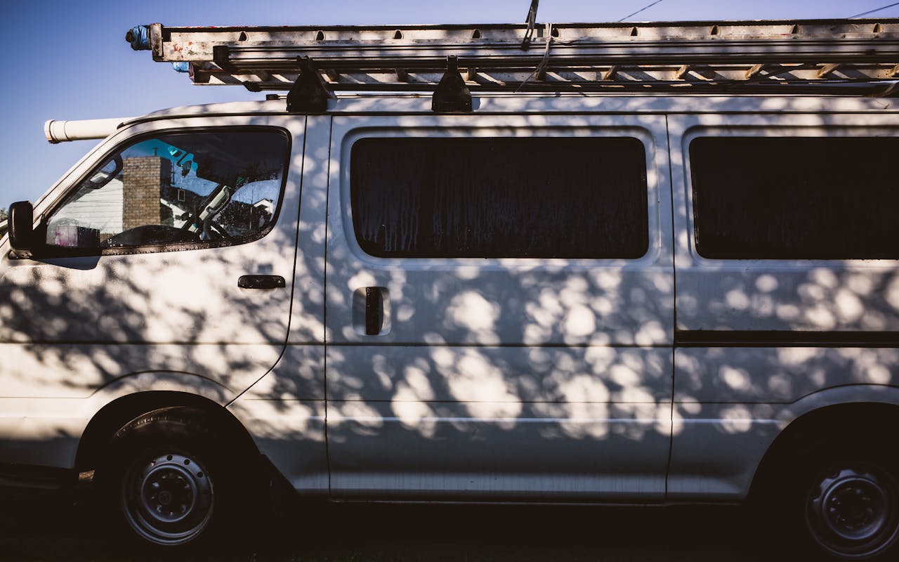 Sosedje so mislili, da v kombiju slišijo žival, oče pa je tam več kot leto dni skrival devetletnega sina