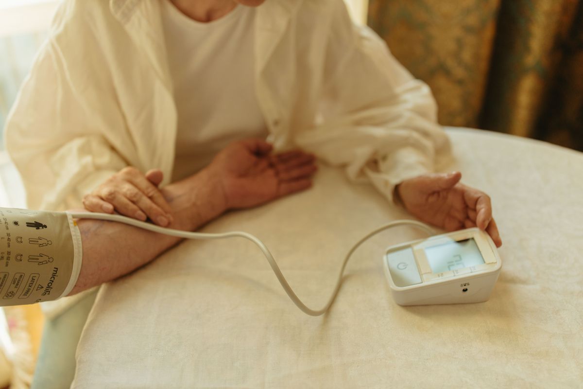 Ta napaka lahko pokvari celo diagnozo: Krvni tlak bi pravzaprav morali meriti na tej roki