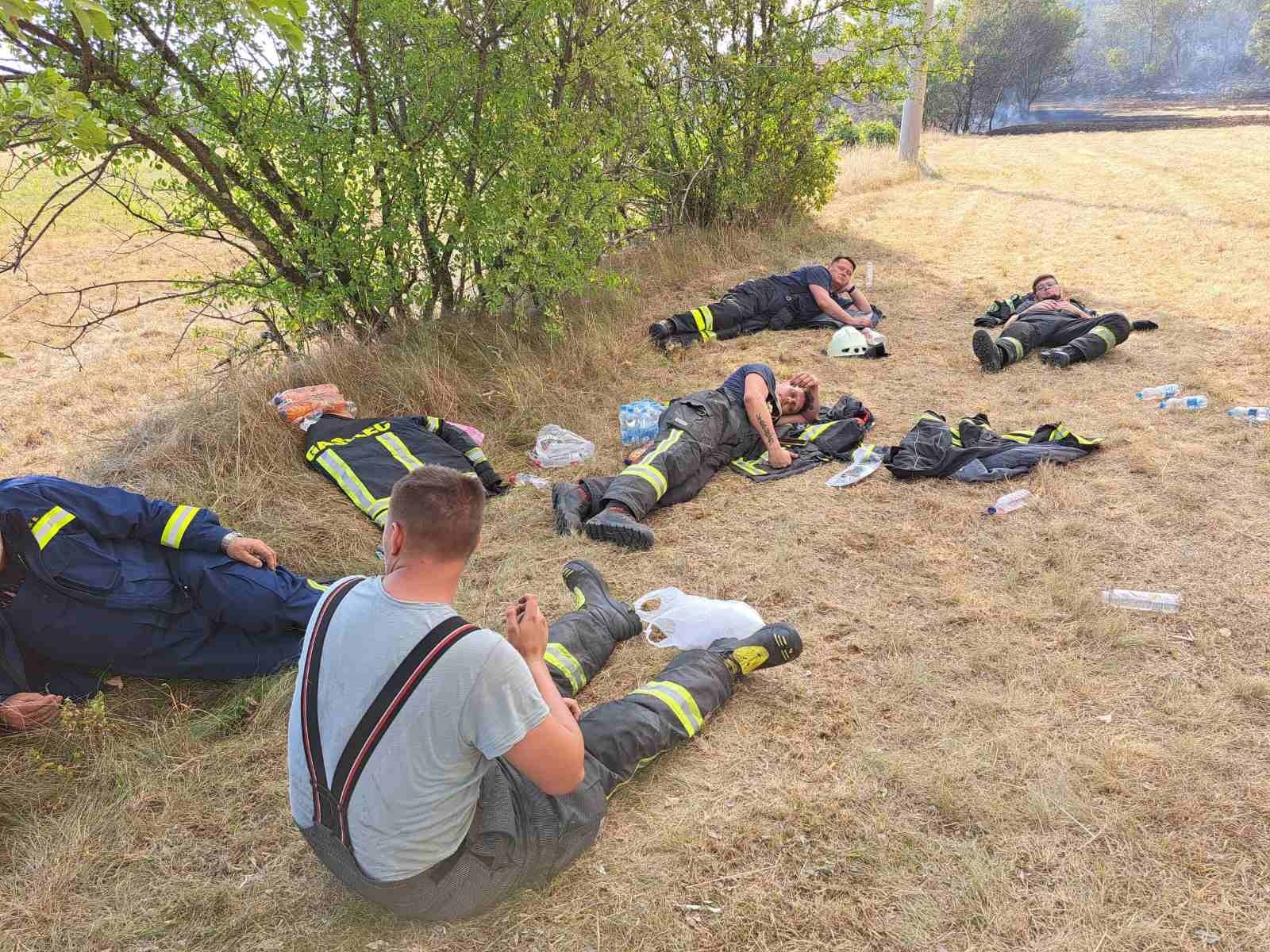FOTO: Gasilci izmučeni, napovedi pravijo, da boj še zdaleč ni končan