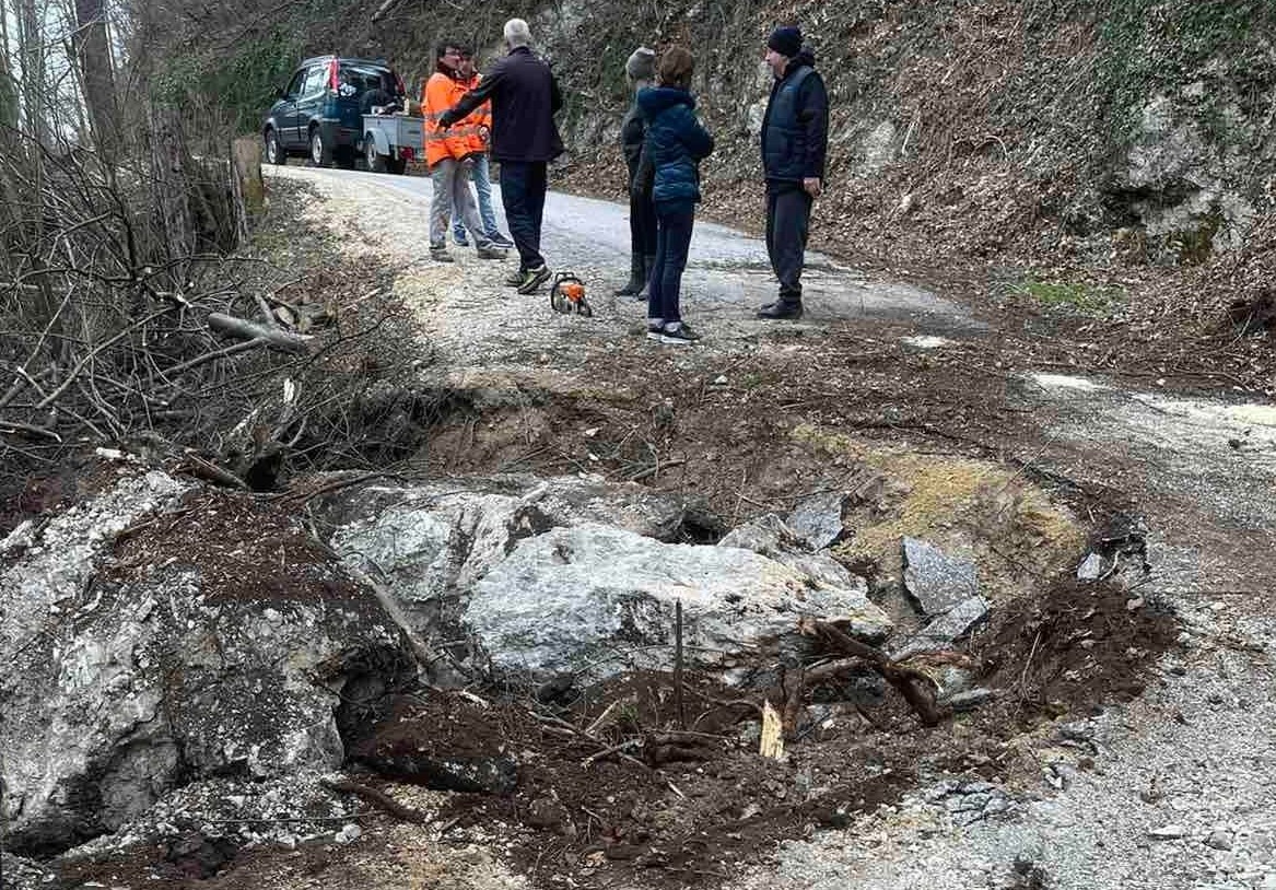 FOTO: Sklani podor na Štajerskem poškodoval cesto