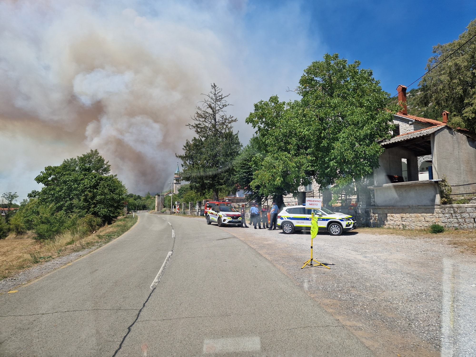 Z ognjem se trenutno bori okoli 1400 ljudi, preverjajo tudi možnost podtikanja požarov