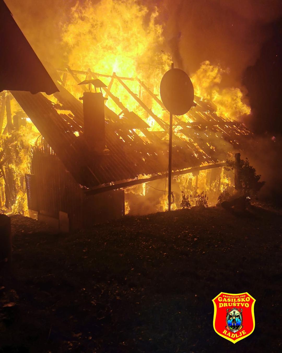 FOTO: Požar uničil stanovanjsko hišo, tri osebe odpeljali v UKC Maribor