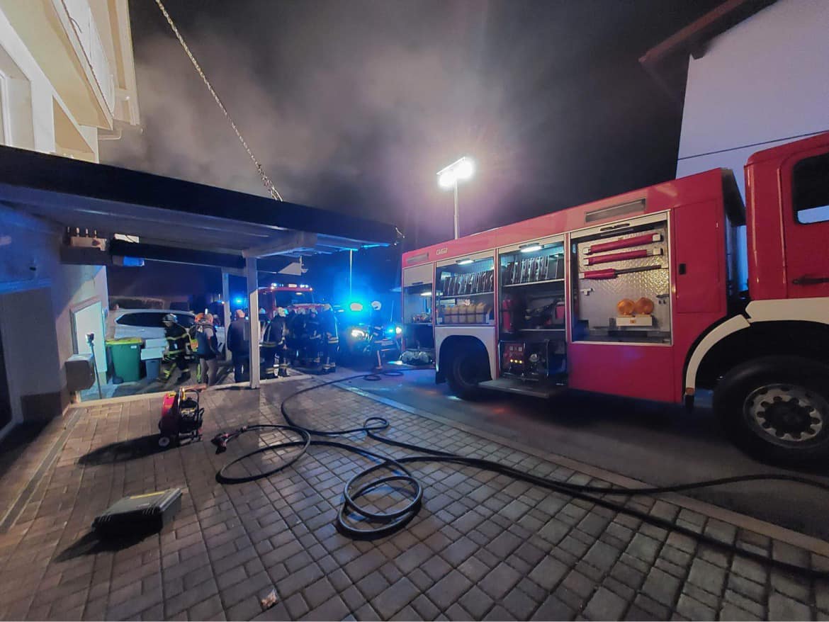 FOTO: V stanovanjski hiši zagorel sušilni stroj, na pomoč so priskočili gasilci