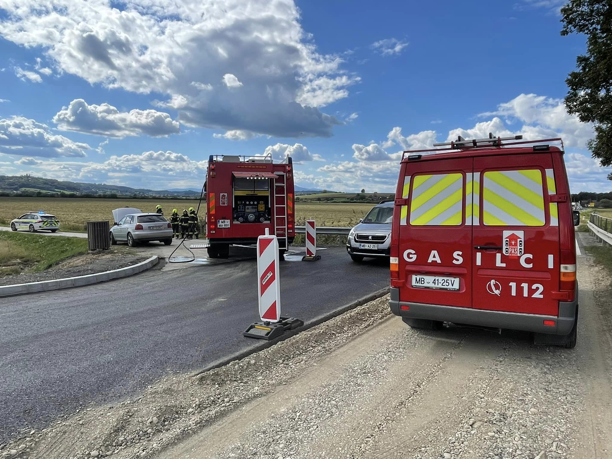 FOTO: V Sveti Trojici zagorel avto, pogasiti so ga morali gasilci