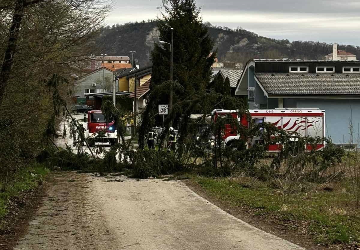 Mariborski gasilci tudi tokrat neumorno pomagali od jutra do večera