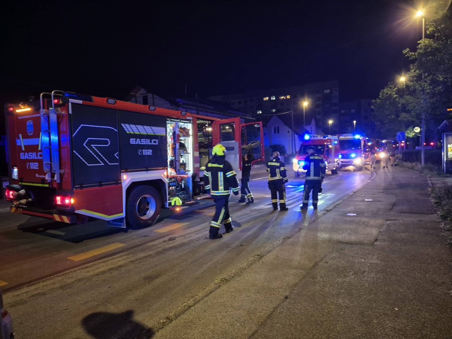 FOTO: Ponoči je v Mariboru zagorelo v stanovanju štirinadstropnega bloka