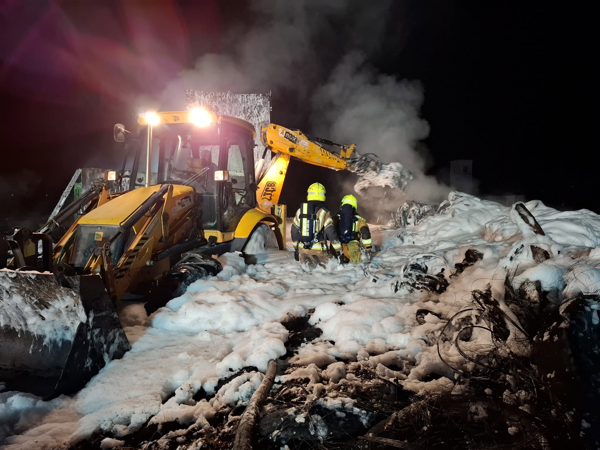 FOTO: Nočni požar v zbirnem centru, nekdo naj bi namerno zažgal 27 ton pnevmatik