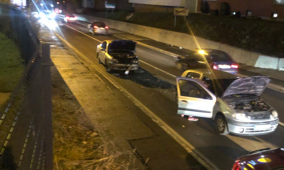 FOTO: Na Koroški cesti trčili trije avtomobili, dve osebi poškodovani