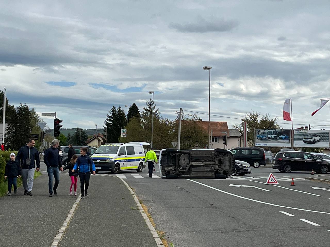 FOTO: V prometni nesreči na Teznem vozilo obrnilo na bok
