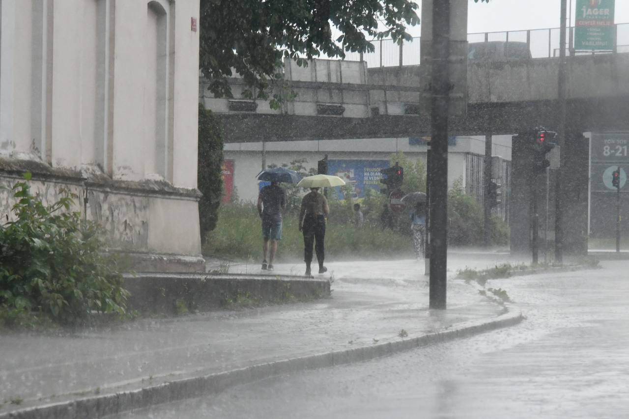Meteorologi opozarjajo na vremenski zasuk: Prihaja občutna ohladitev, prižgali tudi alarm za ...