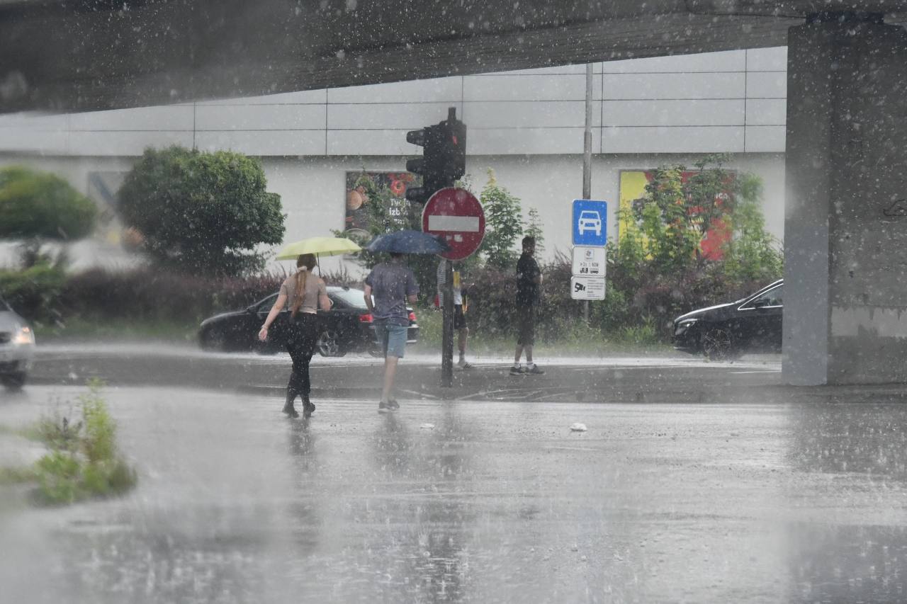 Hladna fronta prinaša kaos: Meteorologi opozarjajo pred neurji, vetrom, obilnimi padavinami ...