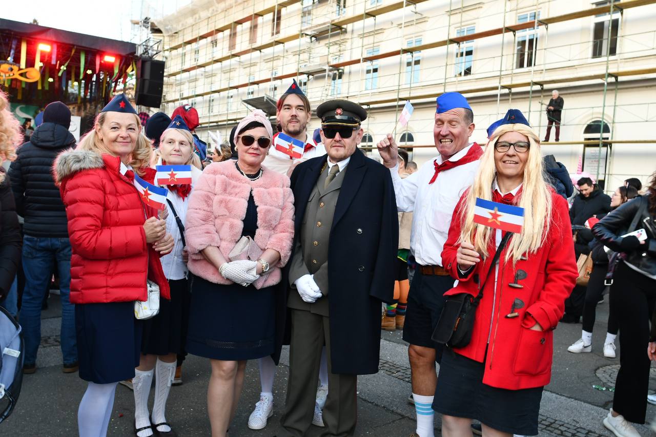 FOTO: Pionirji, samorogi, pijača Prime, miličnik, cigani in kurenti zavzeli Maribor