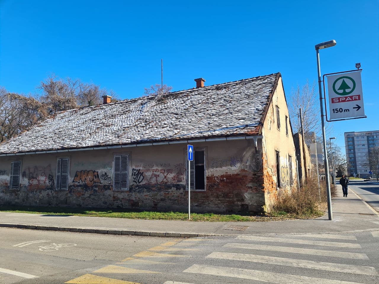 DNEVNA: Razpadajoč objekt ob Magdalenskem parku z novim lastnikom, porušili ga bodo še letos