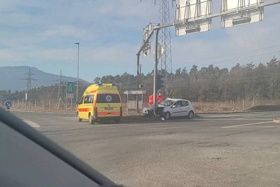 FOTO: Voznik na koncu Ptujske ceste trčil v steber